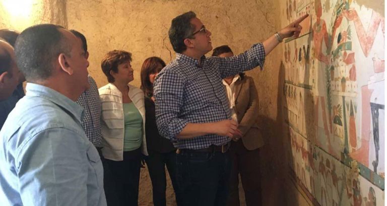 تحف عثر عليها داخل المقبرتين بالأقصر