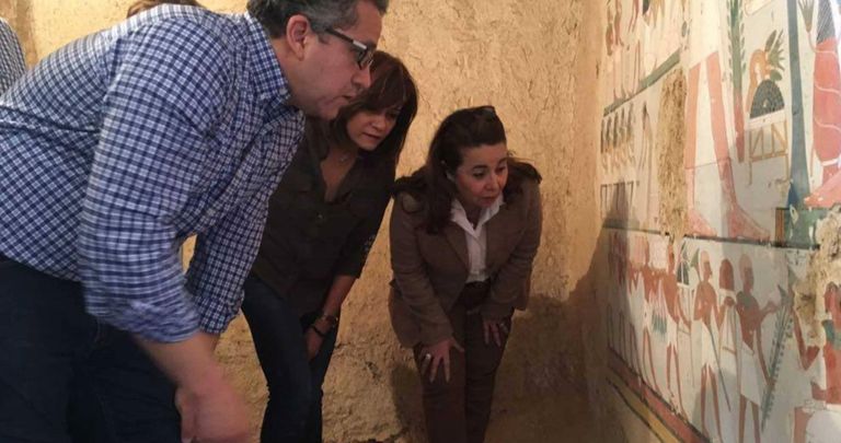 تحف عثر عليها داخل المقبرتين بالأقصر