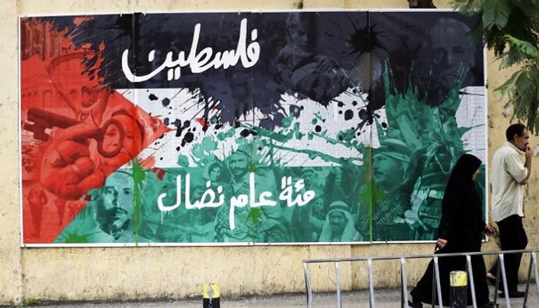بوستر على أحد جدران شوارع العاصمة بيروت يرصد نضال الفلسطينيين- أ. ف. ب
