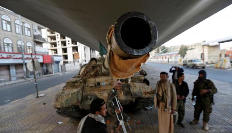 إحدى دبابات الحوثي المتعطلة في صنعاء (رويترز)