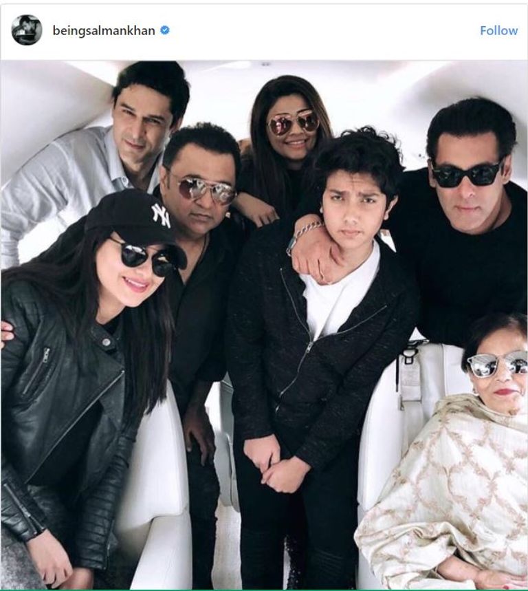 سلمان خان يحتفل بعيد ميلاد والدته