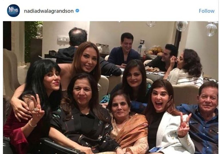 سلمان خان يحتفل بعيد ميلاد والدته