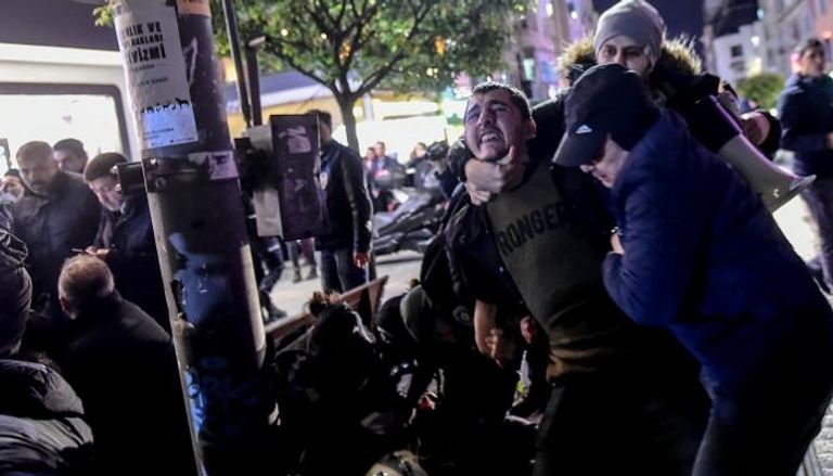 الشرطة التركية خلال القبض على أحد المتظاهرين - أ. ف. ب