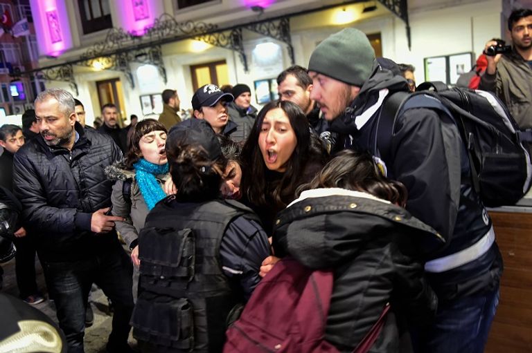 الشرطة التركية خلال القبض على أحد المتظاهرين - أ. ف. ب