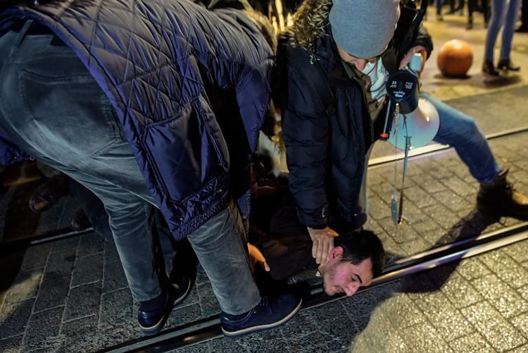 الشرطة التركية خلال القبض على أحد المتظاهرين - أ. ف. ب