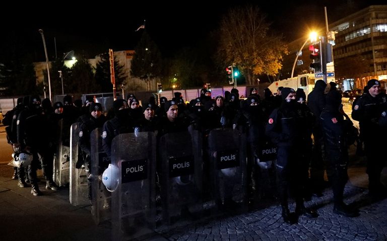 الشرطة التركية خلال القبض على أحد المتظاهرين - أ. ف. ب