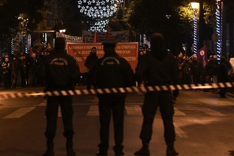 الشرطة التركية خلال القبض على أحد المتظاهرين - أ. ف. ب