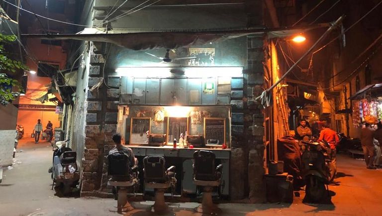 صالون حلاقة على مفترق طرقات بالهند