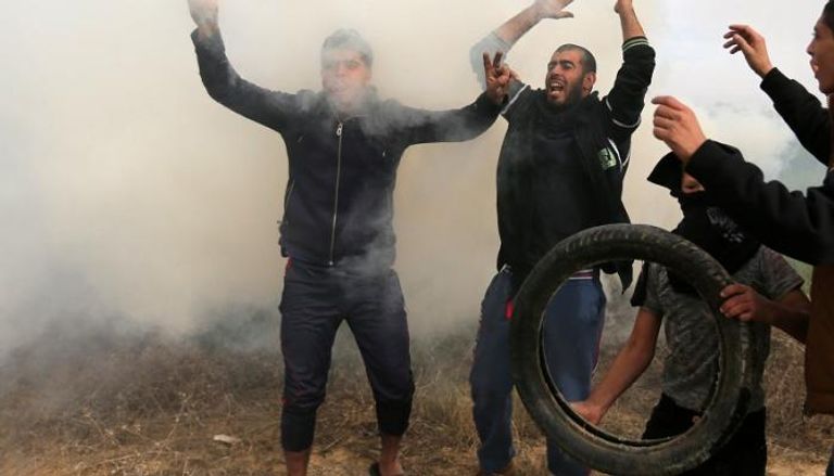 شبان فلسطينيون في مواجهة الاحتلال (رويترز)