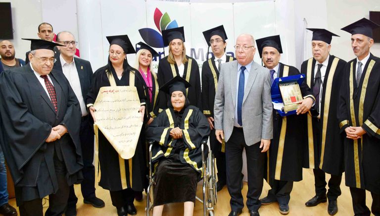 وزير الثقافة المصري يصافح مديحة يسري