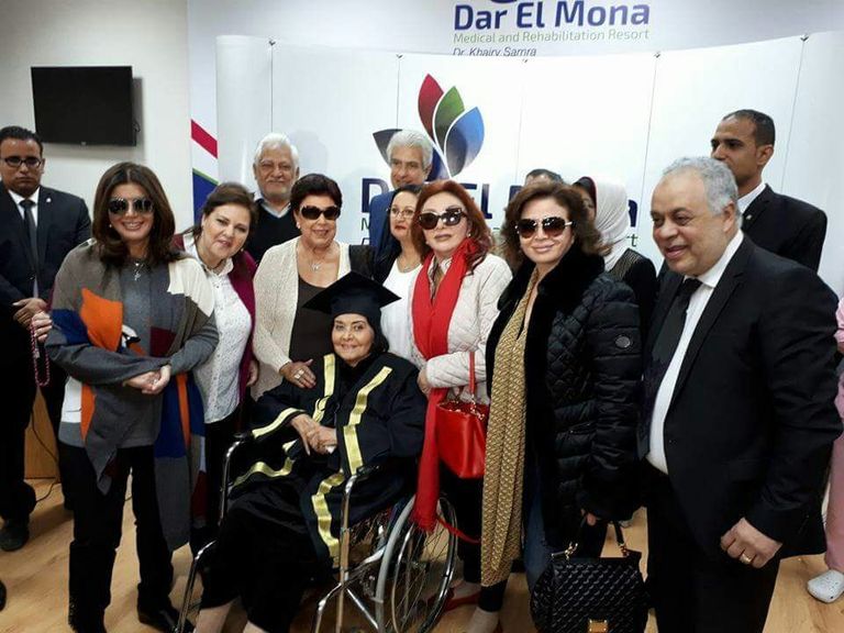 وزير الثقافة المصري يصافح مديحة يسري