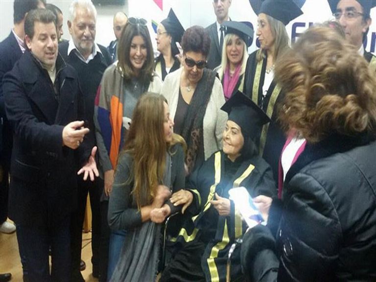 وزير الثقافة المصري يصافح مديحة يسري