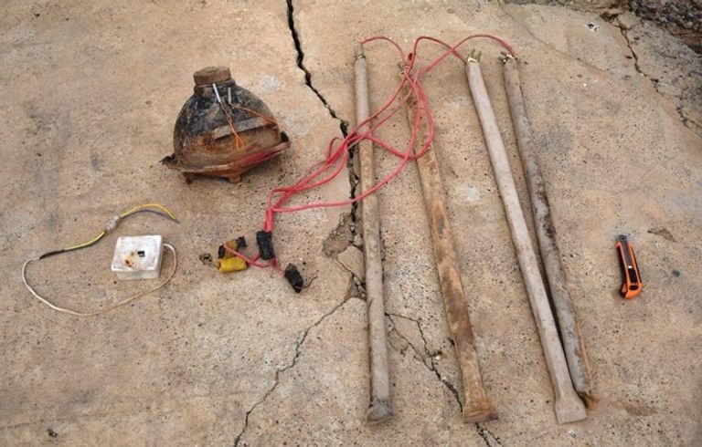 حفارون أكراد أمامهم ألغام في عبوات بلاستيكية اخترعها "داعش"