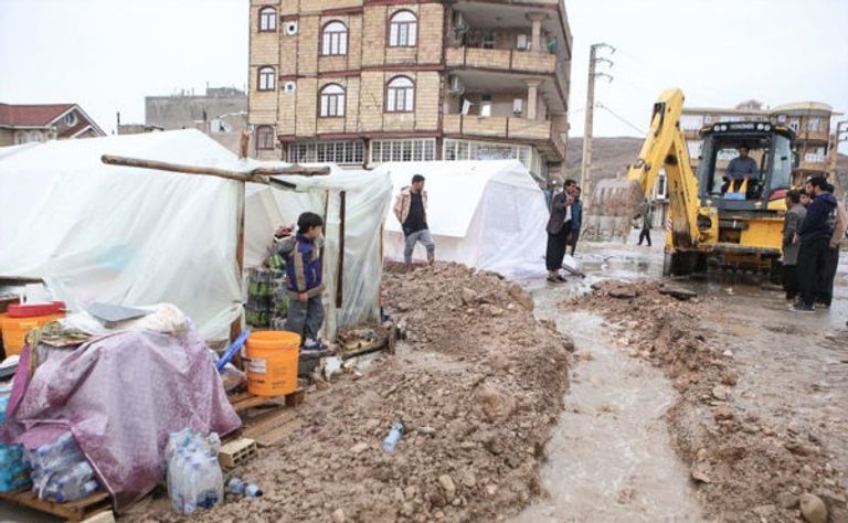 ضعف البنية التحتية والإهمال يفاقم آثار زلزال إيران صورة للزلزال المدمر الذي ضرب غرب إيران الشهر الماضي