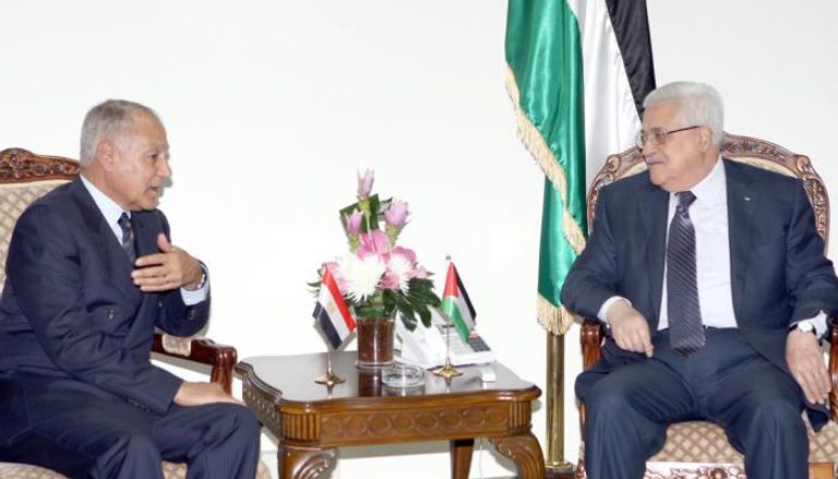 الأمين العام لجامعة الدول العربية والرئيس الفلسطيني خلال لقاء سابق