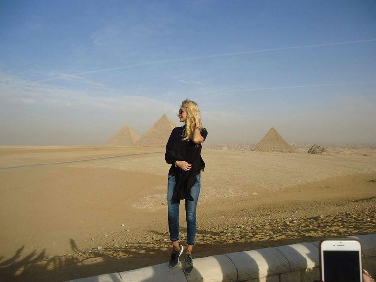 ملكة جمال روسيا في زيارة للإهرامات ملكة جمال روسيا تزور الأهرامات