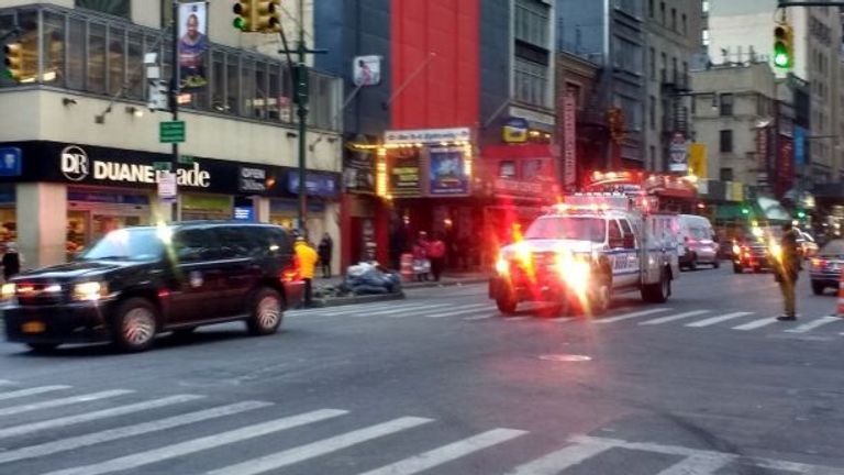 أفراد شرطة ومحقق من مكتب التحقيقات الفدرالي بمكان الحادث (رويترز)