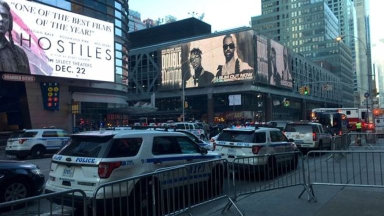 أفراد شرطة ومحقق من مكتب التحقيقات الفدرالي بمكان الحادث (رويترز)