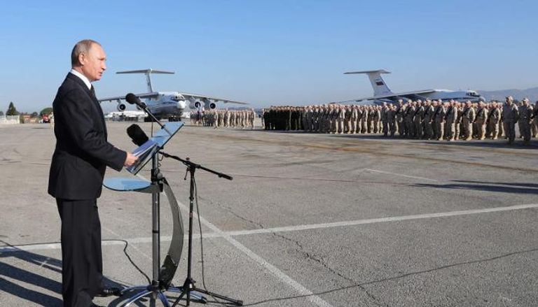 فلاديمير بوتين خلال زيارته لقاعدة حميميم الروسية في سوريا 