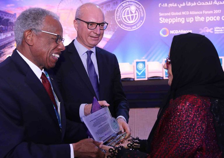 الشيخة جواهر القاسمي تتسلم درع المنتدى