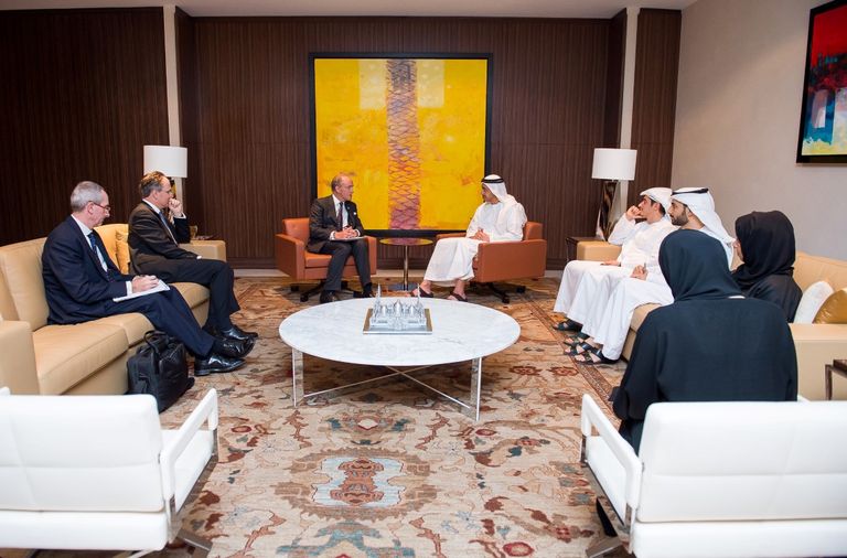 لقاء الشيخ عبدالله بن زايد آل نهيان وعمدة لندن اللورد تشارلز باومان