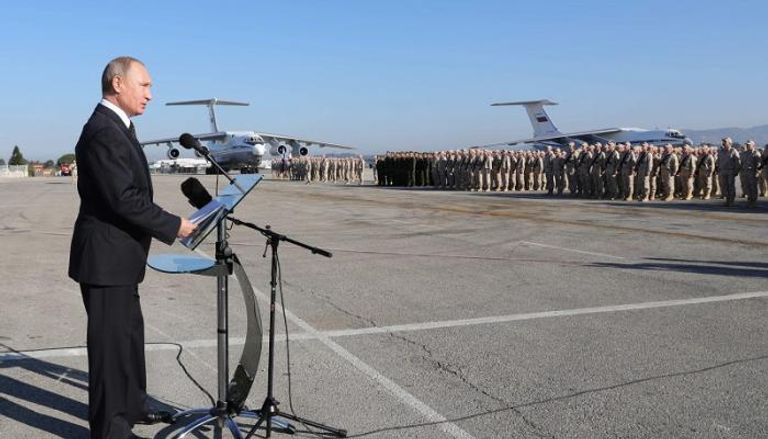 الرئيس الروسي خلال زيارته لقاعدة حميميم الروسية في سوريا