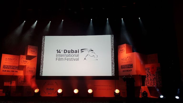 الشيخ منصور بن محمد بن راشد آل مكتوم أثناء توزيع الجوائز