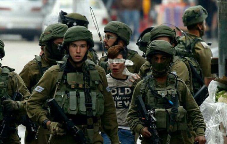 قوات الاحتلال تقتاد الجنيدي إلى المعتقل قوات الاحتلال تحيط بالطفل الفلسطيني فوزي الجندي في مشهد هز العالم