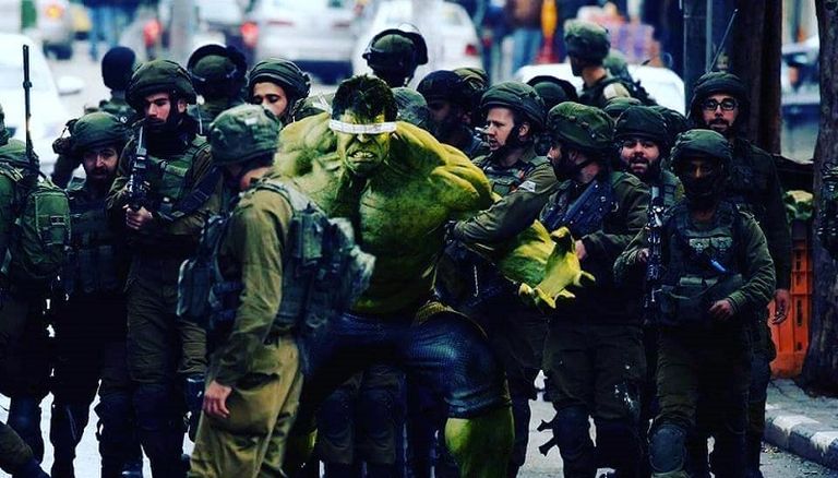 صورة ساخرة من الاحتلال الإسرائيلي على مواقع التواصل لاعتقال الطفل الجنيدي قوات الاحتلال تحيط بالطفل الفلسطيني فوزي الجندي في مشهد هز العالم