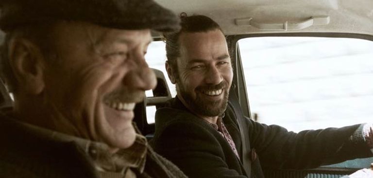 مشهد ضاحك يجمع الأب وابنه محمد بكري وصالح بكري في مشهد من فيلم