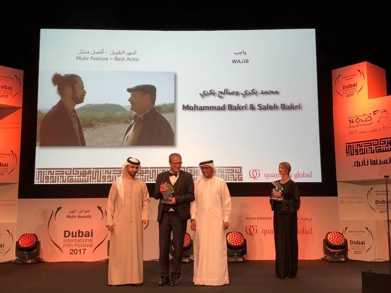 الفنان محمد بكري يتسلم الجائزة