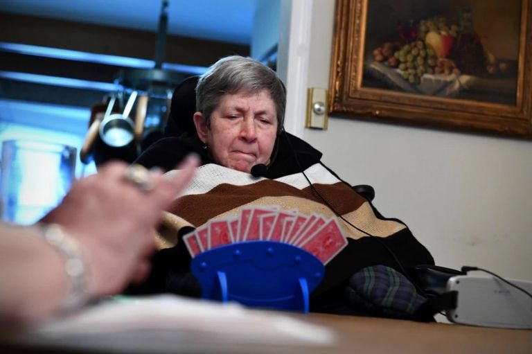 المرض لم يمنع هارييت فريدكن من الاستمتاع بالموسيقى هارييت فريدكين تستقبل إحدى صديقاتها