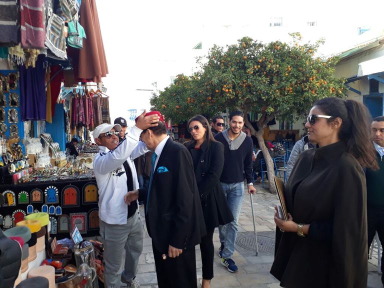 محمد صبحي يرتدي الطربوش من أحد  بائعي بوسعيد محمد صبحي يحتفل بتكريمه في مهرجان قرطاج المسرحي