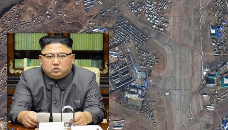 صورة بالأقمار الصناعية لمعسكرات الاعتقال وبالإطار زعيم كوريا الشمالية