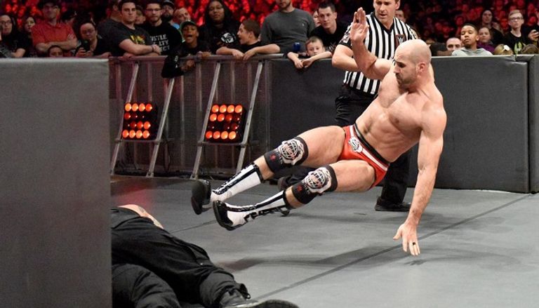 رومان رينز بعد احتفاظه ببطولة الإنتركونتيننتال