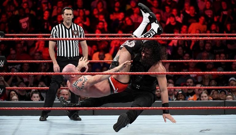 رومان رينز بعد احتفاظه ببطولة الإنتركونتيننتال