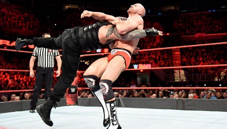 رومان رينز بعد احتفاظه ببطولة الإنتركونتيننتال