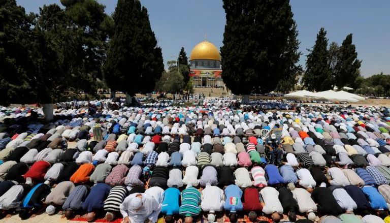 فلسطينيون يؤدون الصلاة في ساحات الأقصى بالقدس (رويترز)