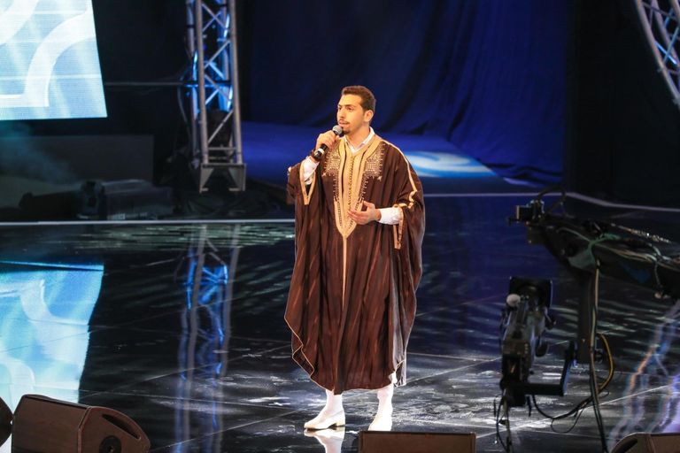 المنشد التونسي علي بن صالحة المنشدون خلال الأنشودة الجماعية "لأن للحياة معنى"