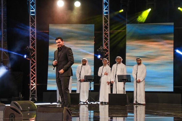 المنشد المصري يوسف محمود المنشدون خلال الأنشودة الجماعية "لأن للحياة معنى"