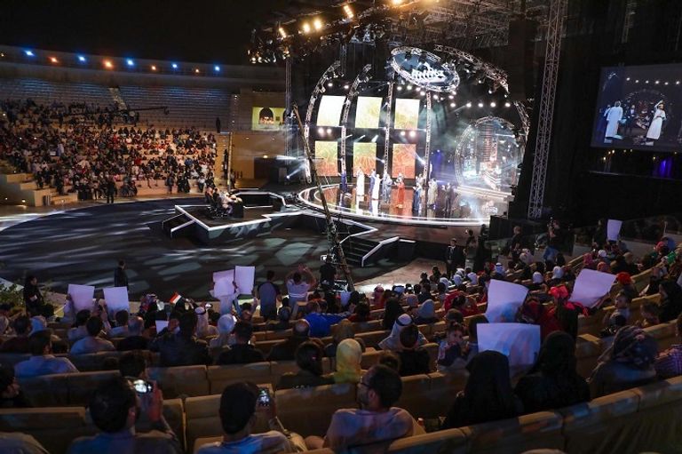 المنشدون خلال الأنشودة الجماعية "لأن للحياة معنى" المنشدون خلال الأنشودة الجماعية "لأن للحياة معنى"