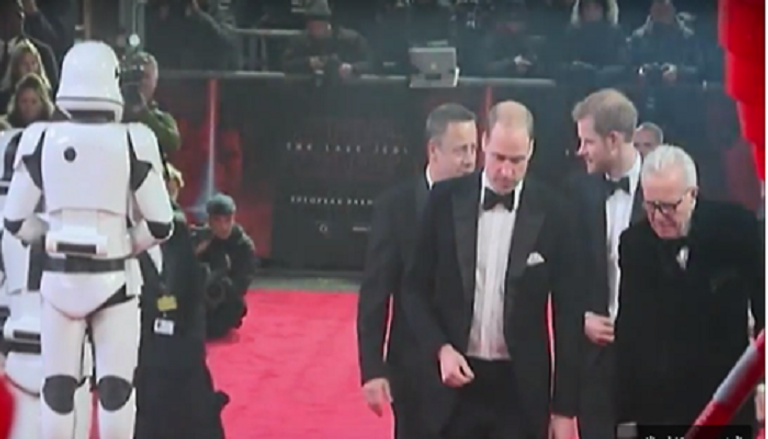  الأميران وليام وهاري ابني ولي عهد المملكة المتحدة الأمير تشارلز يحضران عرض حرب النجوم 