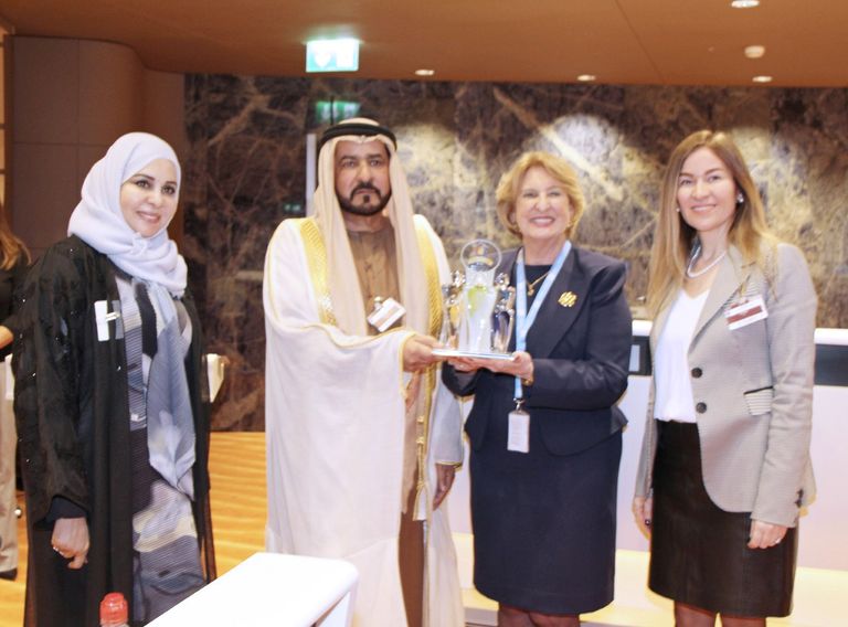 علي سالم الكعبي يتسلم الجائزة علي سالم الكعبي يتسلم الجائزة