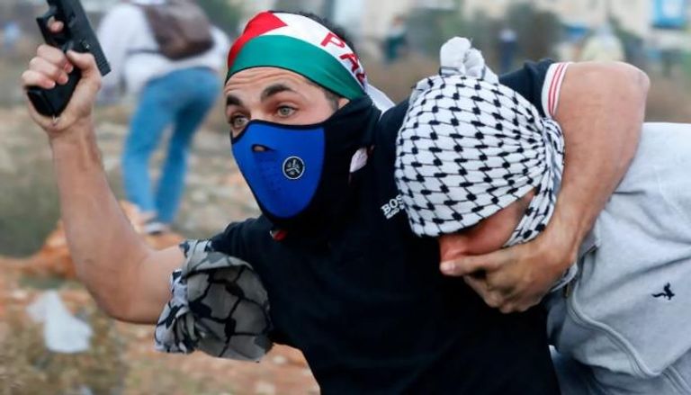 فرد الشرطة الإسرائيلي المتخفي وهو يعتقل أحد الفلسطينيين- (رويترز)