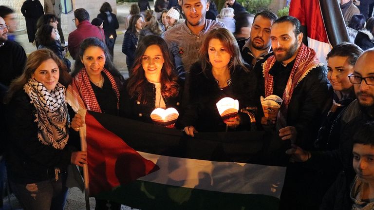 الأساقفة يعتبرون أن القرار جاء مجحفا بحق الفلسطينيين. جانب من مسيرة مجلس كنائس الأردن لرفض قرار ترامب