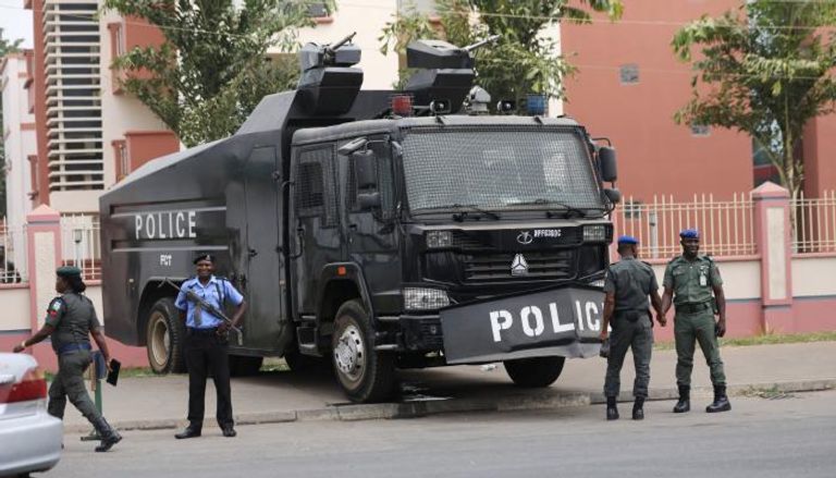 جنود نيجيريون يقفون بالقرب من مدرعة للشرطة في أجوبا، نيجيريا (رويترز)