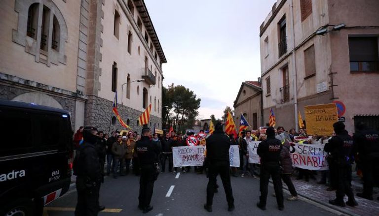 متظاهرون في إقليم كتالونيا (رويترز)