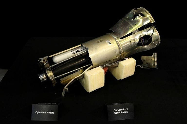 مجموعة من الأسلحة التي أمدت بها إيران مليشيات الحوثي عرضتها هيلي خلال المؤتمر الصحفي المندوبة الأمريكية لدى الأمم المتحدة نيكي هيلي