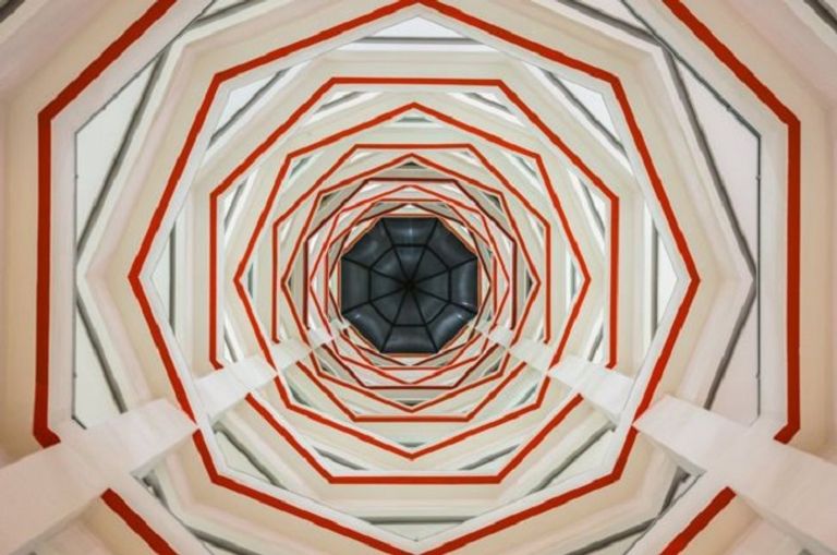 منظر من لوبي المبنى  بدبي متطلعا للسماء 