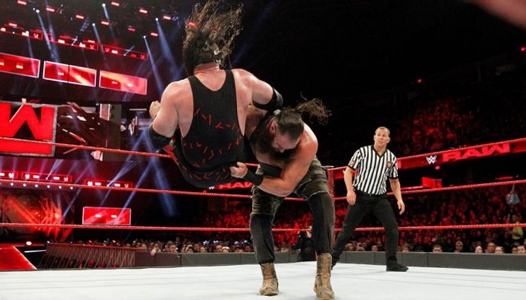 برون سترومان يهبط بكين على طاولة ويحطمها